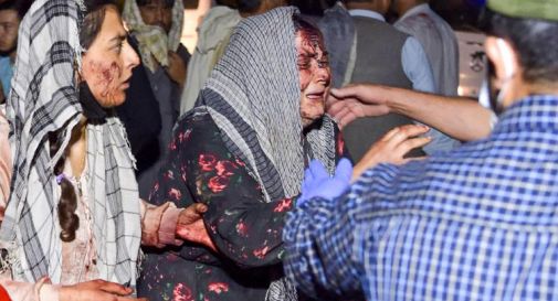 Kabul, attacco kamikaze aeroporto: 90 morti. Uccisi 12 militari Usa