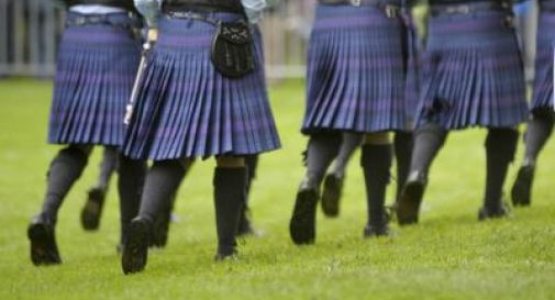 'Le donne sbronze ci mettono le mani sotto al gonnellino', barman scozzesi abbandonano il kilt