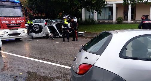 Motta, schianto tra auto in centro: in due finiscono all'ospedale