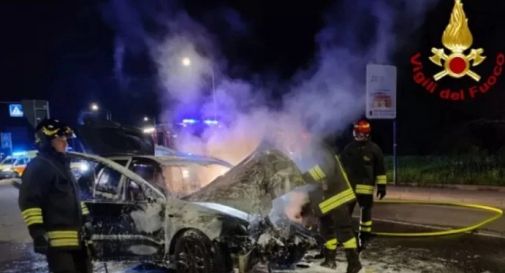 Esce di strada con l'auto, che prende fuoco: muore carbonizzato a 21 anni