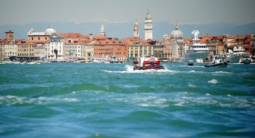 Cerca di evadere gettandosi in canale dal Tribunale di Venezia 