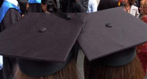 Si uccide lanciandosi dal tetto nel giorno della sua laurea, la lettera del prof: “Siate liberi di sbagliare