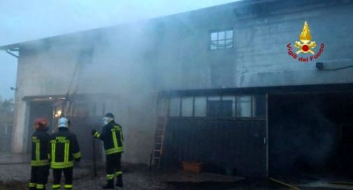 un'immmagine dell'incendio del fienile domenica pomeriggio