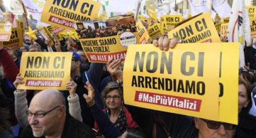 Vitalizi, salta il taglio: ira M5S