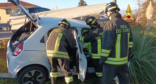 Auto si schianta contro il guardrail a Mansué: due feriti