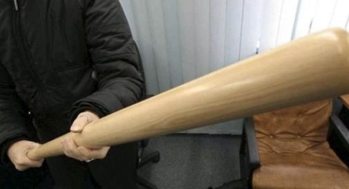 Minacciato con un coltello da un ladro: tabaccaio prende la mazza da baseball e lo fa scappare