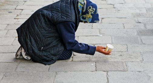 Mendicante beccato a fare pipì in piazza: multa di 150 euro 