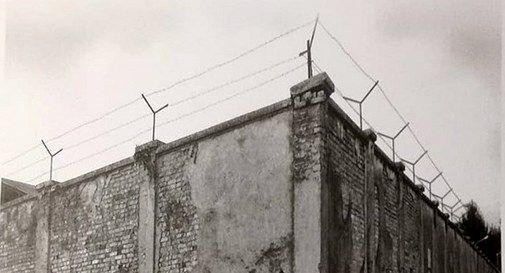 Francesca Meneghetti - Di là del muro. Il campo di concentramento di Treviso