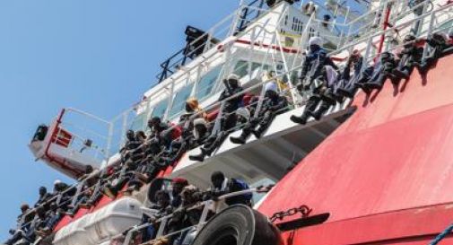 Salvano bambini dalla morte, nave sequestrata e equipaggio sotto accusa