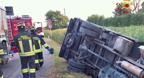 Furgone esce di strada a Mogliano: muore il passeggero