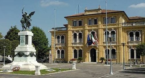 il monumento in centro a Mogliano