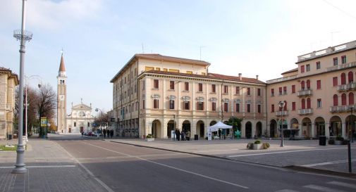 Croce tra le bancarelle del mercato