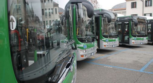 Aggressioni sul bus, l'ira delle opposizioni