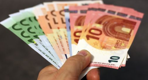 Trova borsello con 10mila euro e lo restituisce