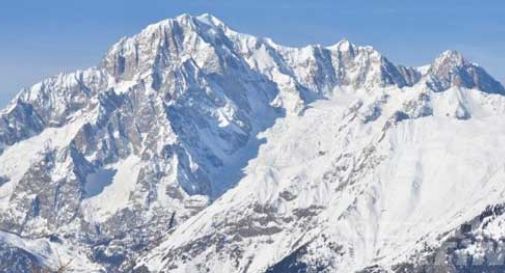 Cade da una cascata di ghiaccio davanti alla compagna: tragedia in montagna