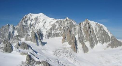 Il padre precipita e muore, 15enne resta aggrappato per una notte a parete del Monte Bianco