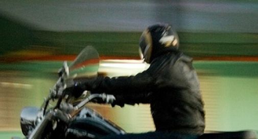 Prova la moto del fratello, si schianta e muore