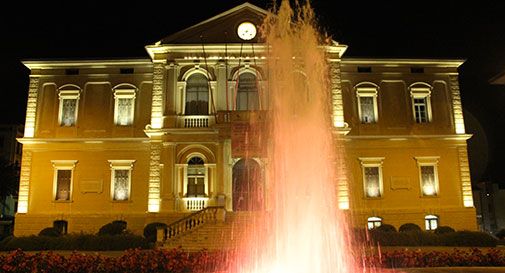 Le fontane si illuminano di rosa