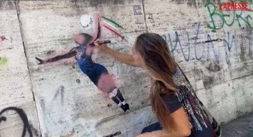 Murale di Paola Egonu vandalizzato e ripristinato da una passante