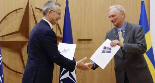 Svezia e Finlandia verso la Nato, consegnata domanda di adesione