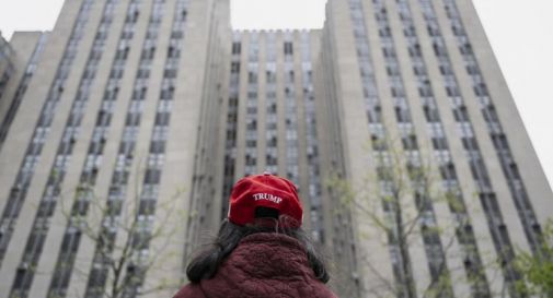 Morto l'uomo che si è dato fuoco durante il processo a Donald Trump