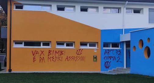 scritte no vax scuola Paese