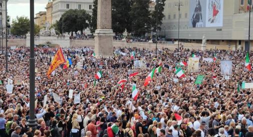 No Green Pass, 10mila in Piazza del Popolo: scontri a Roma