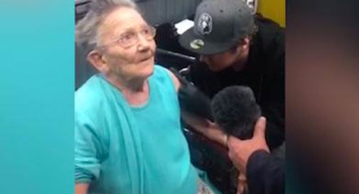 Nonna in fuga dall'ospizio, ritrovata dal tatuatore per il suo primo tattoo