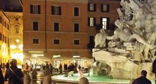 Roma, nudo si tuffa nella fontana del Bernini a piazza Navona /Video