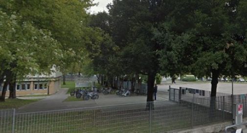 I genitori puliscono il giardino della scuola