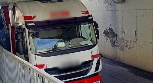 Oderzo, camion incastrato nel sottopasso, traffico in tilt