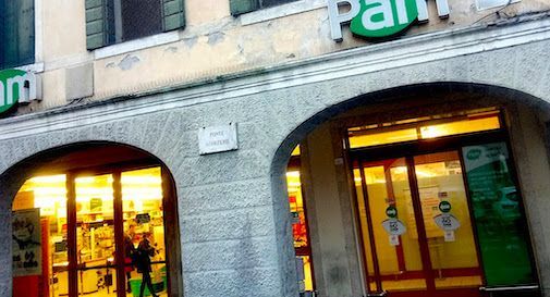 Treviso, maxirissa tra ragazzini davanti al supermercato