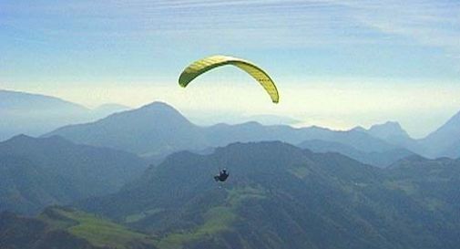 Cade col parapendio e perde la vita