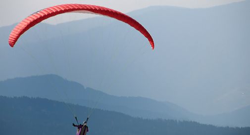 Perde il controllo del parapendio e precipita sull’auto