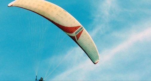 Pilota di parapendio cade e rimane sospeso sopra un precipizio