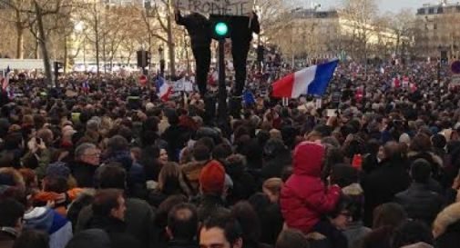 Parigi non ha paura. Due milioni in piazza (video)