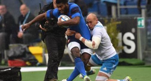   Sergio Parisse placca Noa Nakaitaci (foto AFP)