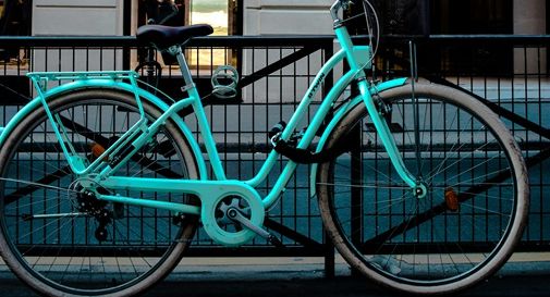 Conegliano, ruba una bici e attrezzi da un garage, ma viene filmato col telefonino