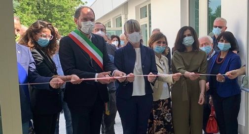 Il taglio del nastro durante l'inaugurazione dei lavori di riqualificazione della scuola Verdi