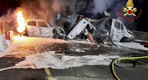 Svaligiata sede Dhl: furgoni dati alle fiamme e chiodi a terra per fuggire 