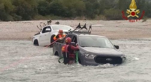 Bloccati nel Piave all'interno del fuoristrada