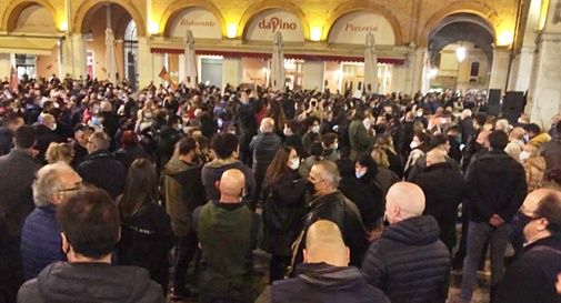 Piazza dei Signori gremita per dire no al Governo, no alla Regione, no al Covid    