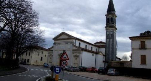 Proteste in paese per il nuovo card, il parroco non lo benedice