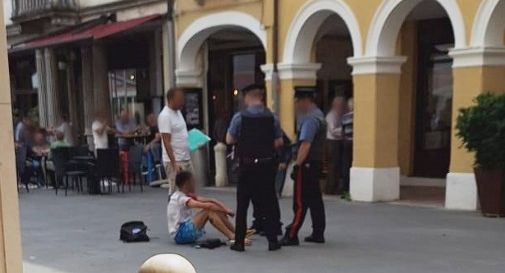 Motta, in piazza prima affronta dei connazionali, poi si sdraia a terra