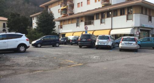 Il Comune paga il parcheggio dei privati. Per sempre