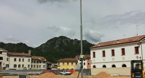 Piazza Meschio, via le recinzioni dal cantiere