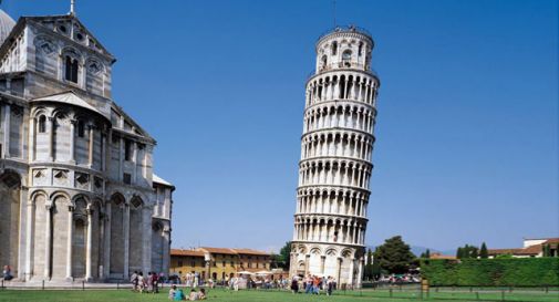 Muore mentre sale i gradini della Torre di Pisa