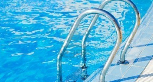 Annega in piscina, bimbo di 6 anni muore in ospedale