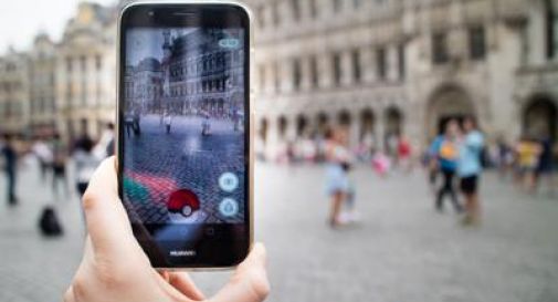 Milano, ferma l'auto in curva per cercare i 'Pokémon': arriva la polizia e lo multa