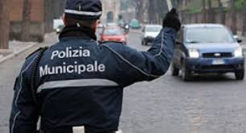 Senza casco, patente e assicurazione: maxi multa da 7mila euro